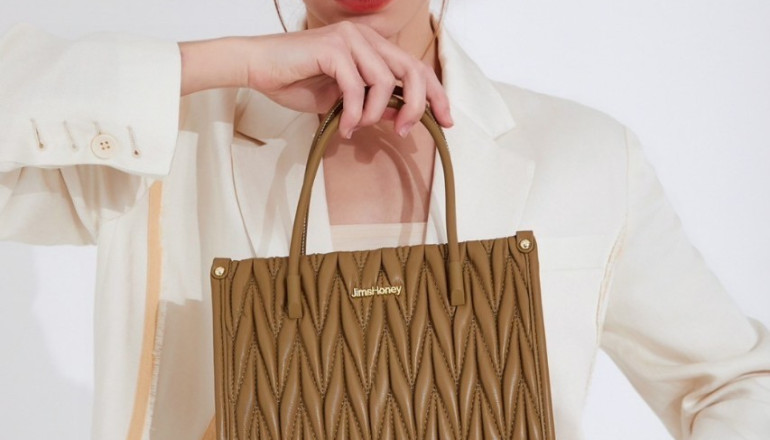 Stop Tampil Monoton dengan Delcy Bag, Tas Selempang Jims Honey yang Colorful
