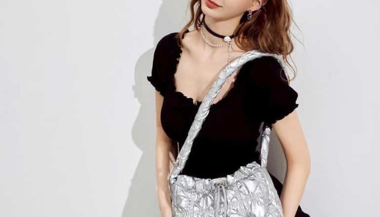 Inspirasi Outfit Skena Pakai Clarine Bag dari Jims Honey