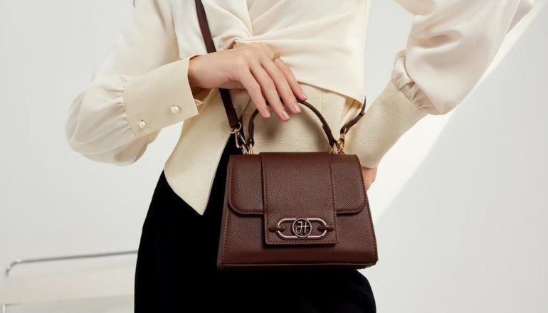 7 Inspirasi Outfit Vintage yang Elegan Pakai Naffy Bag dari Jims Honey