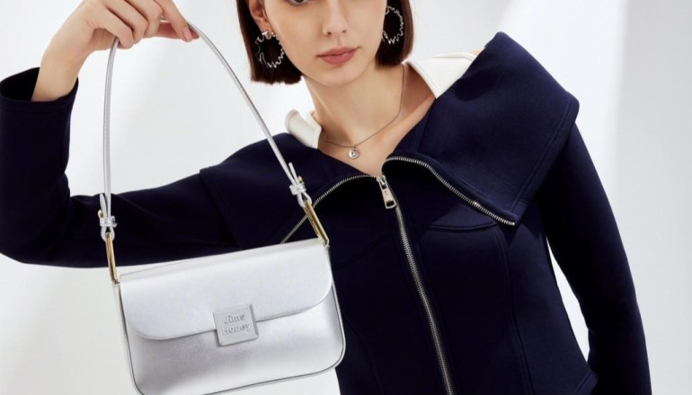 10 Referensi Outfit Wisata ke Dieng yang Stylish Pakai Tami Bag