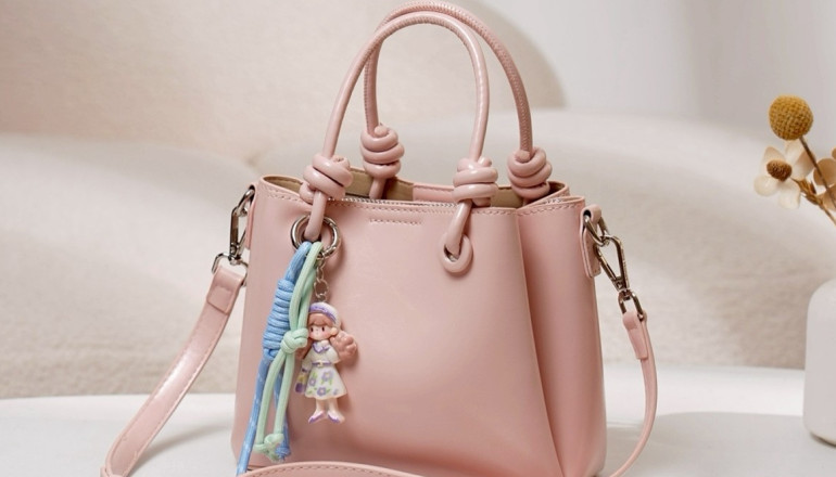 10 Ide OOTD Hijab Simple untuk Hangout Pakai Alice Bag