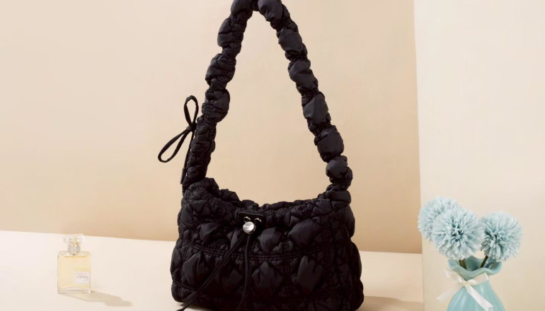 10 Referensi Outfit Skena Hijab yang Keren Pakai Clarine Bag Jims Honey