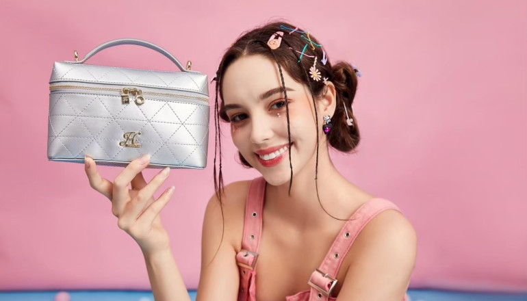 10 Inspirasi Outfit ke Pantai Pakai Rok dan Eva Bag dari Jims Honey